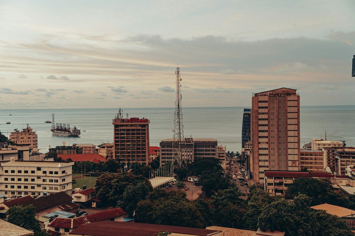 Vue de Freetown et de la mer au crépuscule depuis les hauteurs de la ville