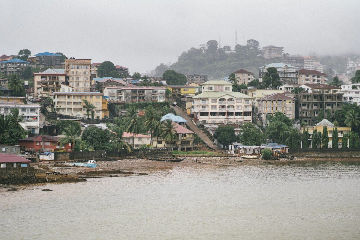 Maisons de Freetown étagées sur une colline au bord de l'eau