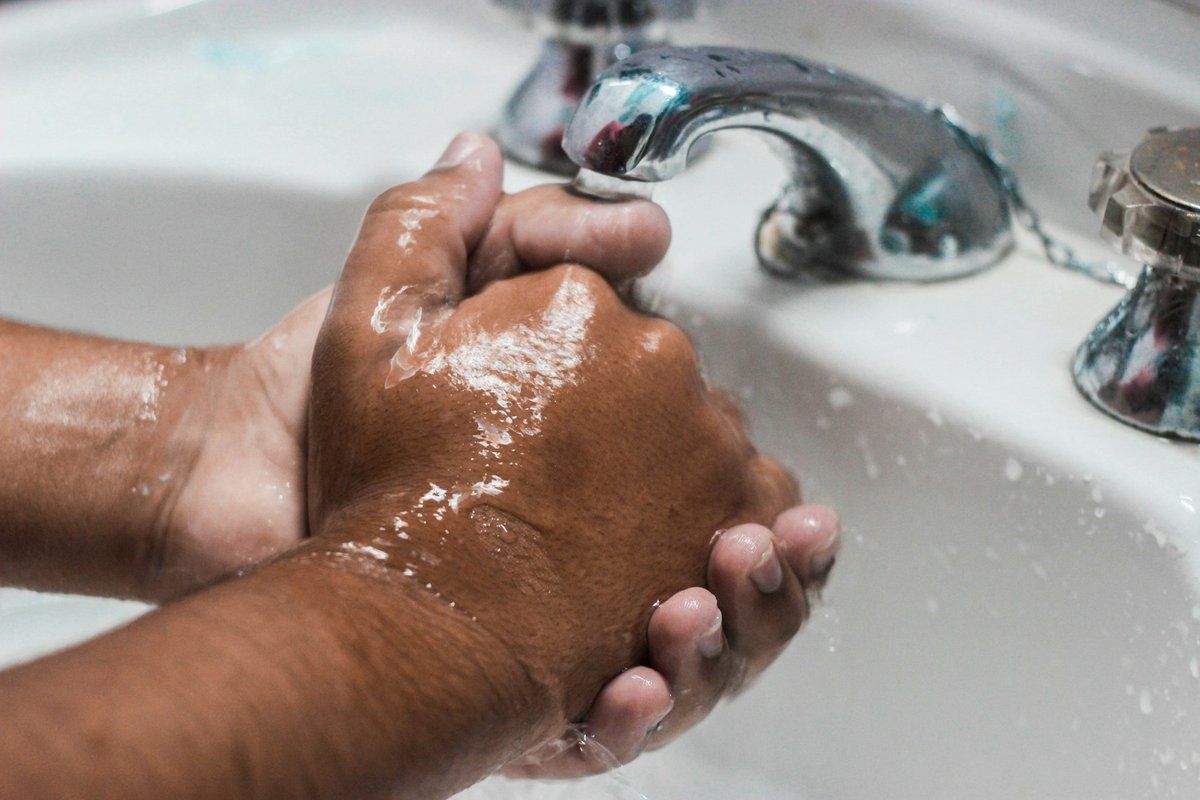 Mains savonnées sous un robinet