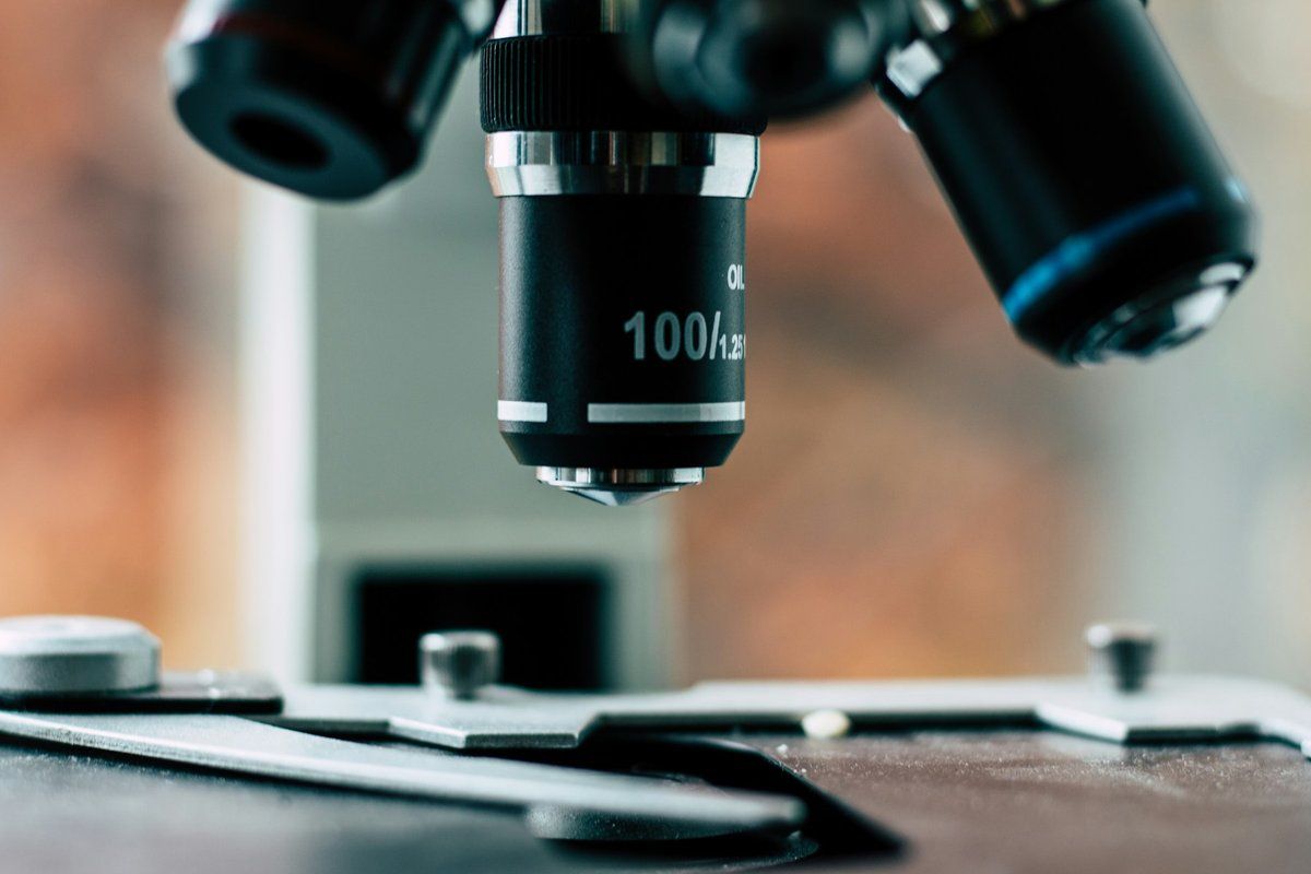 Objectifs d'un microscope de laboratoire photographiés en gros plan